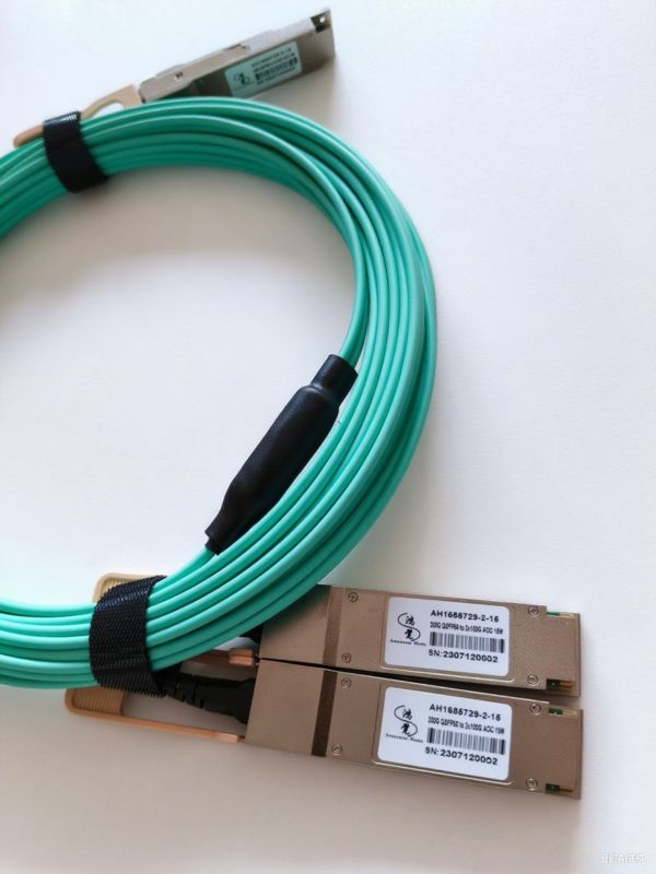 Producent wiązek kablowych oferujący szybkie zespoły QSFP-40G z niestandardowym projektem kabli dla centrów danych, charakteryzujące się niską stratą sygnału i ekranowaniem EMI