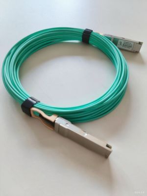 Producent wiązek kablowych oferujący szybkie zespoły QSFP-40G z niestandardowym projektem kabli dla centrów danych, charakteryzujące się niską stratą sygnału i ekranowaniem EMI